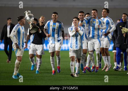 Buenos Aires, Argentinien. September 2024. Die argentinischen Spieler feiern nach dem Qualifikationsspiel zur FIFA-Weltmeisterschaft Südamerika 2026 zwischen Argentinien und Chile am 5. September 2024 in Buenos Aires, Argentinien. Quelle: Martin Zabala/Xinhua/Alamy Live News Stockfoto