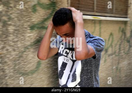 Eine große Menschenmenge zollt der Leiche des 30-jährigen Mohammed Abdel Karim Marshoud im Flüchtlingslager Balata in der West Bank City of Nablus Respekt. Mohammed starb am 9. April an Wunden, als er von einem Siedler in der Nähe der israelischen Siedlung Mishor Adumim, die sich im Gebiet Al Khan Al Ahmar zwischen Jerusalem und Jericho befindet, erschossen wurde Stockfoto