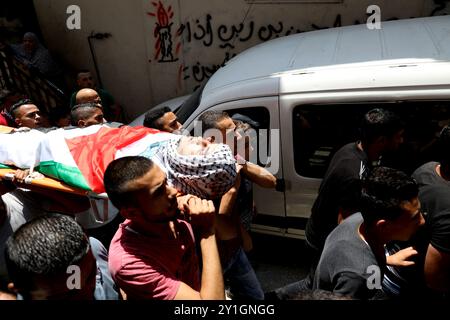 Eine große Menschenmenge zollt der Leiche des 30-jährigen Mohammed Abdel Karim Marshoud im Flüchtlingslager Balata in der West Bank City of Nablus Respekt. Mohammed starb am 9. April an Wunden, als er von einem Siedler in der Nähe der israelischen Siedlung Mishor Adumim, die sich im Gebiet Al Khan Al Ahmar zwischen Jerusalem und Jericho befindet, erschossen wurde Stockfoto