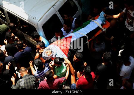 Eine große Menschenmenge zollt der Leiche des 30-jährigen Mohammed Abdel Karim Marshoud im Flüchtlingslager Balata in der West Bank City of Nablus Respekt. Mohammed starb am 9. April an Wunden, als er von einem Siedler in der Nähe der israelischen Siedlung Mishor Adumim, die sich im Gebiet Al Khan Al Ahmar zwischen Jerusalem und Jericho befindet, erschossen wurde Stockfoto