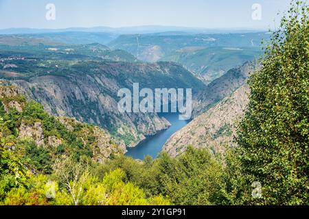 Atemberaubende Landschaft der Schlucht des Sil und Mino im Inneren Galiciens, Ribeira Sacra. Stockfoto