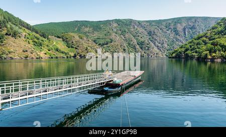 Kleiner Steg in der Schlucht des Flusses Sil, um zwischen den Klippen des Flusses, Ribeira Sacra, zu navigieren Stockfoto