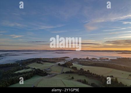 Sommermorgen im Siegerland. So langsam wird es Herbstlich. Luftaufnahme der Landschaft in der Nähe von Siegen-Oberschelden. In den Taelern Tälern liegt Nebel. Sommer im Siegerland am 07.09.2024 in Siegen/Deutschland. *** Sommermorgen im Siegerland wird es langsam herbstlich Luftaufnahme der Landschaft bei Siegen Oberschelden in den Tälern gibt es Nebelsommer im Siegerland am 07 09 2024 in Siegen Deutschland Stockfoto