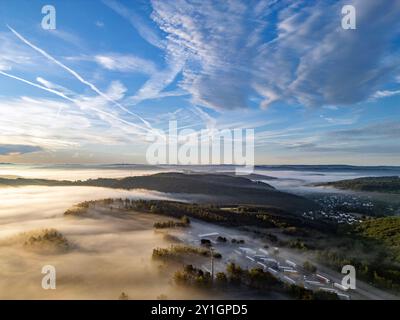 Sommermorgen im Siegerland. So langsam wird es Herbstlich. Luftaufnahme der Landschaft in der Nähe von Siegen-Oberschelden rechts. In den Taelern Tälern liegt Nebel. Im Vordergrund die Raststaette Raststätte Siegerland Ost an der Autobahn A45. Sommer im Siegerland am 07.09.2024 in Siegen/Deutschland. *** Sommermorgen in Siegerland so langsam wird es herbstlich Luftaufnahme der Landschaft bei Siegen Oberschelden direkt in den Tälern liegt Nebel im Vordergrund die Raststaette Siegerland Ost auf der Autobahn A45 Sommer in Siegerland am 07 09 2024 in Siegen Deutschland Stockfoto