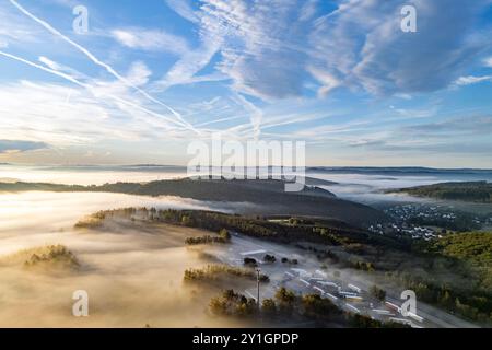 Sommermorgen im Siegerland. So langsam wird es Herbstlich. Luftaufnahme der Landschaft in der Nähe von Siegen-Oberschelden rechts. In den Taelern Tälern liegt Nebel. Im Vordergrund die Raststaette Raststätte Siegerland Ost an der Autobahn A45. Sommer im Siegerland am 07.09.2024 in Siegen/Deutschland. *** Sommermorgen in Siegerland so langsam wird es herbstlich Luftaufnahme der Landschaft bei Siegen Oberschelden direkt in den Tälern liegt Nebel im Vordergrund die Raststaette Siegerland Ost auf der Autobahn A45 Sommer in Siegerland am 07 09 2024 in Siegen Deutschland Stockfoto