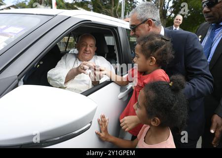 **NO LIBRI** Papua-Neuguinea, Port Moresby, 2024/9/7. Papst grüßt achold bei seiner Ankunft im Regierungshaus in Port Moresby, Papua-Neuguinea Foto von VATIKANISCHEN MEDIEN / Katholisches Pressefoto Stockfoto