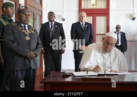 **NO LIBRI** Papua-Neuguinea, Port Moresby, 2024/9/7. Papst Franziskus unterzeichnet das Ehrenbuch, als er mit dem Generalgouverneur von Papua Neuguinea Sir Bob Dadae im Regierungsgebäude in Port Moresby, Papua-Neuguinea trifft Stockfoto