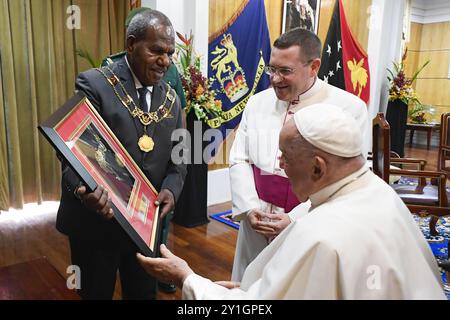 **NO LIBRI** Papua-Neuguinea, Port Moresby, 2024/9/7. Papst Franziskus trifft sich mit dem Generalgouverneur von Papua-Neuguinea Sir Bob Dadae im Regierungshaus in Port Moresby, Papua-Neuguinea Foto von VATIKANISCHEN MEDIEN /Katholisches Pressefoto Stockfoto