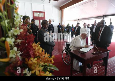 **NO LIBRI** Papua-Neuguinea, Port Moresby, 2024/9/7. Papst Franziskus unterzeichnet das Ehrenbuch, als er mit dem Generalgouverneur von Papua Neuguinea Sir Bob Dadae im Regierungsgebäude in Port Moresby, Papua-Neuguinea trifft Stockfoto