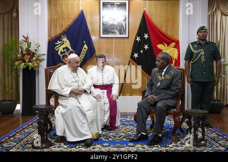 **NO LIBRI** Papua-Neuguinea, Port Moresby, 2024/9/7 Papst Franziskus trifft sich mit dem Generalgouverneur von Papua-Neuguinea, Sir Bob Dadae, im Regierungshaus in Port Moresby, Papua-Neuguinea, Foto von VATIKANISCHEN MEDIEN /Katholisches Pressefoto Stockfoto