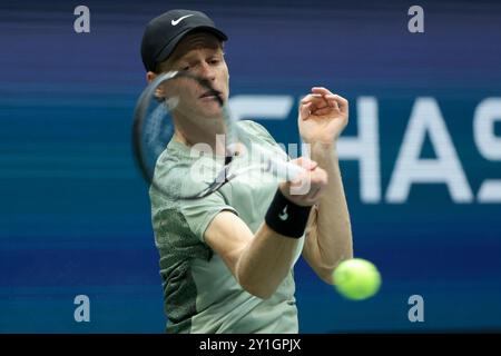 New York, Etats Unis. September 2024. Jannik Sinner of Italy während des 12. Tages des Grand Slam-Tennisturniers der US Open 2024 am 6. September 2024 im USTA Billie Jean King National Tennis Center in New York, USA - Foto Jean Catuffe/DPPI Credit: DPPI Media/Alamy Live News Stockfoto
