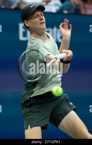 New York, Etats Unis. September 2024. Jannik Sinner of Italy während des 12. Tages des Grand Slam-Tennisturniers der US Open 2024 am 6. September 2024 im USTA Billie Jean King National Tennis Center in New York, USA - Foto Jean Catuffe/DPPI Credit: DPPI Media/Alamy Live News Stockfoto