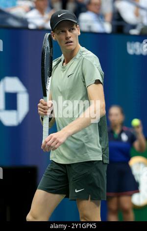 New York, Etats Unis. September 2024. Jannik Sinner of Italy während des 12. Tages des Grand Slam-Tennisturniers der US Open 2024 am 6. September 2024 im USTA Billie Jean King National Tennis Center in New York, USA - Foto Jean Catuffe/DPPI Credit: DPPI Media/Alamy Live News Stockfoto