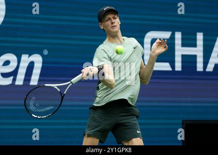 New York, Etats Unis. September 2024. Jannik Sinner of Italy während des 12. Tages des Grand Slam-Tennisturniers der US Open 2024 am 6. September 2024 im USTA Billie Jean King National Tennis Center in New York, USA - Foto Jean Catuffe/DPPI Credit: DPPI Media/Alamy Live News Stockfoto