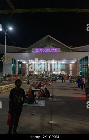 Bangladesch, Rajshahi - 04.20.2023: Vorderansicht des Bahnhofs Rajshahi bei Nacht. Stockfoto