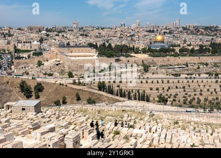 JERUSALEM, ISRAEL – 16. MAI 2018: Orthodoxe Juden besuchen die Friedhöfe auf dem jüdischen Friedhof auf dem Ölberg Stockfoto