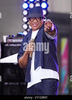 New York, USA. September 2024. LL Cool J tritt am 6. September 2024 live auf der Today Show im Rockefeller Plaza, New York, USA, auf. Das neue Album *The Force* von LL Cool J erscheint am 6. September. Das von Q-Tip produzierte Album verbindet LL's unverkennbaren Rap-Stil mit modernen Sounds und ist damit seine erste Veröffentlichung seit über einem Jahrzehnt. Dieses Projekt stellt ein neues Kapitel in seiner Karriere dar und bleibt seinen Hip-Hop-Wurzeln treu. (Foto: Jorge Estrellado/Thenews2/NurPhoto) Credit: NurPhoto SRL/Alamy Live News Stockfoto