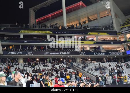 Sao Paulo, Brasilien. September 2024. São PAULO, BRASILIEN – 6. SEPTEMBER: Fans, die in der Gegend vor einem Spiel der NFL zwischen den Green Bay Packers und den Philadelphia Eagles am 6. September 2024 in Sao Paulo, Brasilien, eintreffen. (Foto: Leandro Bernardes/PxImages) Credit: PX Images/Alamy Live News Stockfoto