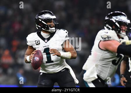 Sao Paulo, Brasilien. September 2024. São PAULO, BRASILIEN – 7. SEPTEMBER: Philadelphia Eagles Quarterback Jalen Hurts (1) bereitet sich darauf vor, den Ball während eines NFL-Spiels zwischen den Green Bay Packers und den Philadelphia Eagles in der Arena Corinthians am 7. September 2024 in São Paulo, Brasilien, zu passieren. (Foto: Leandro Bernardes/PxImages) Credit: PX Images/Alamy Live News Stockfoto