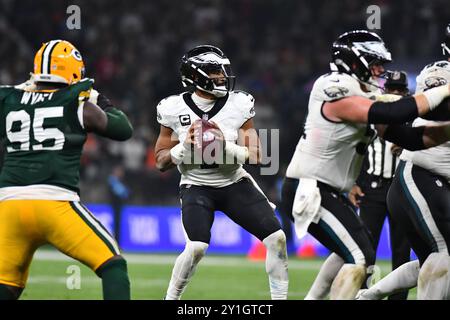 Sao Paulo, Brasilien. September 2024. São PAULO, BRASILIEN – 7. SEPTEMBER: Philadelphia Eagles Quarterback Jalen Hurts (1) bereitet sich darauf vor, den Ball während eines NFL-Spiels zwischen den Green Bay Packers und den Philadelphia Eagles in der Arena Corinthians am 7. September 2024 in São Paulo, Brasilien, zu passieren. (Foto: Leandro Bernardes/PxImages) Credit: PX Images/Alamy Live News Stockfoto