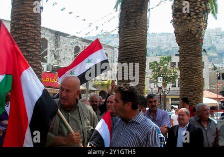 Vertreter der verschiedenen palästinensischen politischen Gruppen protestieren in Nablus gegen die koordinierten Luftangriffe der USA, Großbritanniens und Frankreichs in Syrien. Ähnliche Proteste fanden seit dem Morgen in verschiedenen Städten des Westjordanlandes unter dem Motto „keine Aggression für den amerikanischen Zionisten gegen Syrien“ statt, und Demonstranten hielten die syrische Flagge. Gestern Abend haben die USA, Großbritannien und Frankreich koordinierte Raketenangriffe in Syrien als Reaktion auf einen angeblichen chemischen Angriff des syrischen Präsidenten Assad in Duma im Osten von Ghouta gestartet Stockfoto