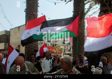 Vertreter der verschiedenen palästinensischen politischen Gruppen protestieren in Nablus gegen die koordinierten Luftangriffe der USA, Großbritanniens und Frankreichs in Syrien. Ähnliche Proteste fanden seit dem Morgen in verschiedenen Städten des Westjordanlandes unter dem Motto „keine Aggression für den amerikanischen Zionisten gegen Syrien“ statt, und Demonstranten hielten die syrische Flagge. Gestern Abend haben die USA, Großbritannien und Frankreich koordinierte Raketenangriffe in Syrien als Reaktion auf einen angeblichen chemischen Angriff des syrischen Präsidenten Assad in Duma im Osten von Ghouta gestartet Stockfoto