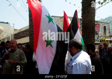 Vertreter der verschiedenen palästinensischen politischen Gruppen protestieren in Nablus gegen die koordinierten Luftangriffe der USA, Großbritanniens und Frankreichs in Syrien. Ähnliche Proteste fanden seit dem Morgen in verschiedenen Städten des Westjordanlandes unter dem Motto „keine Aggression für den amerikanischen Zionisten gegen Syrien“ statt, und Demonstranten hielten die syrische Flagge. Gestern Abend haben die USA, Großbritannien und Frankreich koordinierte Raketenangriffe in Syrien als Reaktion auf einen angeblichen chemischen Angriff des syrischen Präsidenten Assad in Duma im Osten von Ghouta gestartet Stockfoto