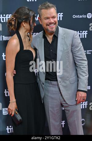 Toronto, Kanada. September 2024. Matt Damon (R) und seine Frau Luciana Barroso nehmen am Freitag, den 6. September 2024, während des Toronto International Film Festivals in Toronto, Kanada, an der Weltpremiere von „Unstoppable“ in der Roy Thomson Hall Teil. Foto: Chris Chew/UPI Credit: UPI/Alamy Live News Stockfoto