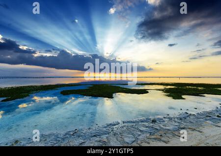 Tropischer Sonnenuntergang bei Ebbe. Gili Travangan Island, Lombok, Indonesien. Stockfoto
