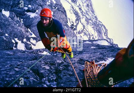 Torfräse auf einem Winterklettern in der 3000 m hohen vertikalen Trollwand im Romsdalen Tal, Rauma kommune, Møre og Romsdal, Norwegen. Februar 1994. Stockfoto