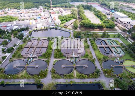 Top-Down-Drohnenaufnahme der Kläranlage. Die Rückführung von Schlamm in einer Wasseraufbereitungsanlage mit Festkontakt-Klärbecken. Industrieabfall Stockfoto