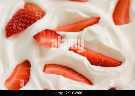 Nahaufnahme von frisch gehackte Erdbeeren in weißer Joghurt, flachen Fokus Stockfoto