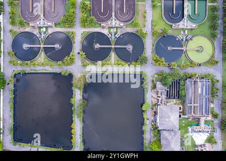 Top-Down-Drohnenaufnahme der Kläranlage. Die Rückführung von Schlamm in einer Wasseraufbereitungsanlage mit Festkontakt-Klärbecken. Industrieabfall Stockfoto