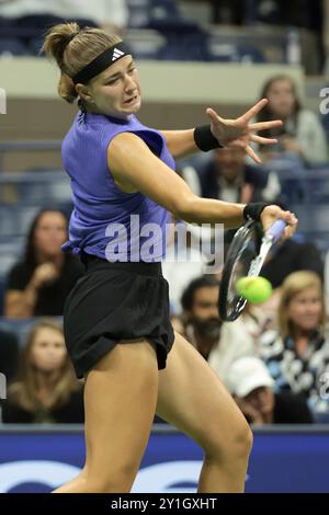 New York, Etats Unis. September 2024. Karolina Muchova (Tschechische Republik) am 11. Tag des Grand Slam-Tennisturniers 2024 am 5. September 2024 im USTA Billie Jean King National Tennis Center in New York, USA – Foto Jean Catuffe/DPPI Credit: DPPI Media/Alamy Live News Stockfoto