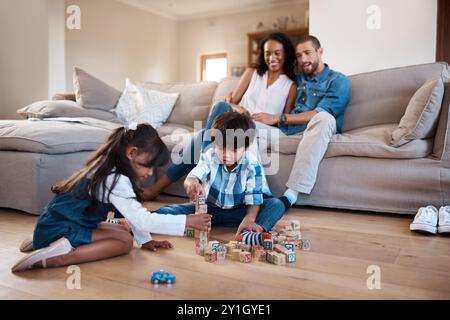 Kinder, Bausteine und spielen zu Hause, lernen und Geschwister verbinden sich auf der Lounge-Etage. Kinder, Bruder und Schwester für pädagogisches Spielzeug Stockfoto