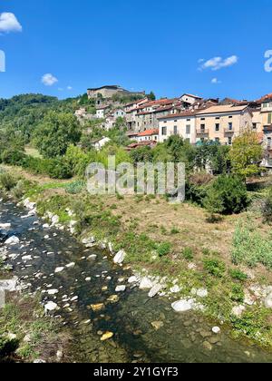 Blick auf Pontremoli in der Provinz Massa und Carrara, Toskana, Mittelitalien und den Fluss Magra. Aus der Ponte della Crësa. Stockfoto