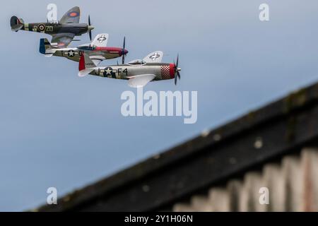 West Sussex, Großbritannien. September 2024. Easrly Morning Air Display - Spitfire, P51 Mustang, P47 Thunderbolt - The Goodwood Revival - das einzige historische Motorrennen-Treffen, das vollständig in einem historischen Thema inszeniert wurde, eine immersive Feier ikonischer Autos und Mode. Guy Bell/Alamy Live News Stockfoto