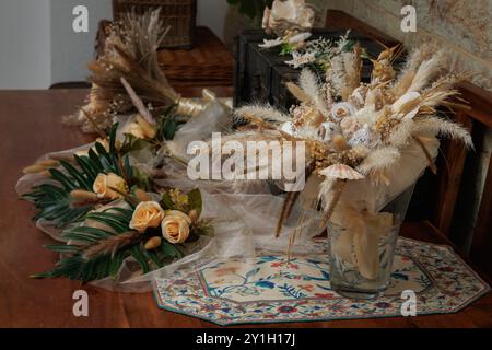Blumenstrauß aus Stoff und Brautdekorationen Stockfoto