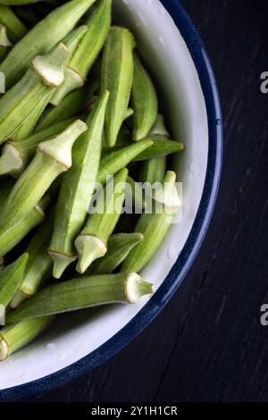 Frisches Okra in einer weißen Schüssel. Nahaufnahme. Stockfoto