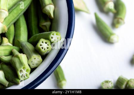 Frisches grünes Okra, geschält und fertig zum Kochen. Stockfoto