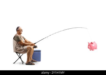 Profilaufnahme eines Fischers in voller Länge, der auf weißem Hintergrund sitzt und eine Schweinebank fängt Stockfoto