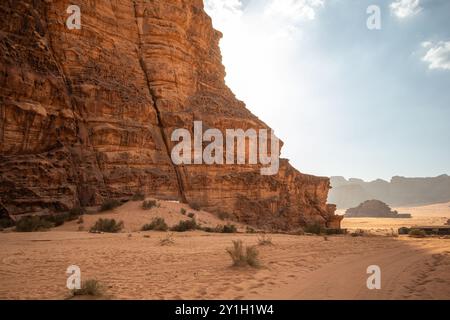 Die Landschaft des Wadi Rum in Südjordanien. Wunderschöne Wüstenlandschaft mit Felsformation und Sandboden im Nahen Osten. Stockfoto