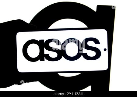 Indien. September 2024. In dieser Fotoabbildung wird ein ASOS-Logo auf einem Smartphone und im Hintergrund angezeigt. (Foto von Avishek das/SOPA Images/SIPA USA) *** ausschließlich für redaktionelle Nachrichten *** Credit: SIPA USA/Alamy Live News Stockfoto