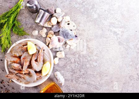 Rohe Garnelen auf weißem Teller auf einem Tisch Stockfoto
