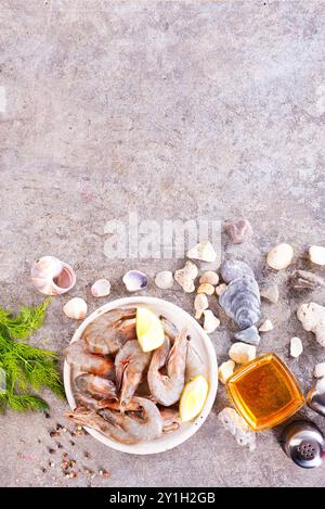 Rohe Garnelen auf weißem Teller auf einem Tisch Stockfoto