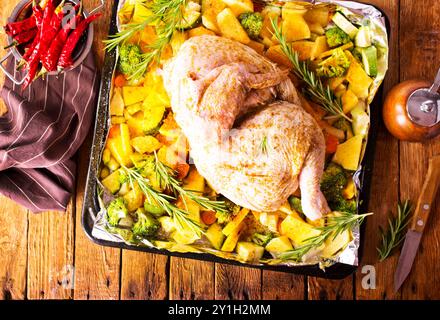 Nicht gegartem Huhn mit Petersilie und Kartoffeln in Backform Stockfoto