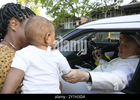 **NO LIBRI** Papua-Neuguinea, Port Moresby, 2024/9/7. Papst Franziskus während seines Besuchs an der Caritas Technical Secondary School in Port Moresby, Papua-Neuguinea Foto von VATIKANISCHEN MEDIEN / Katholisches Pressefoto Stockfoto