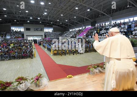 **NO LIBRI** Papua-Neuguinea, Port Moresby, 2024/9/7. Papst Franziskus während seines Besuchs an der Caritas Technical Secondary School in Port Moresby, Papua-Neuguinea Foto von VATIKANISCHEN MEDIEN / Katholisches Pressefoto Stockfoto