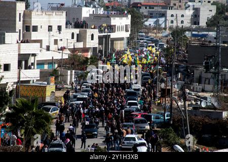 Verwandte des palästinensischen Mahmud Odeh trauern ihn während seiner Beerdigung im Dorf Qusra in der Nähe von Nablus. Odeh, ein 44 Jahre alter palästinensischer Bauer, starb, nachdem er von einem israelischen Siedler bei einem Zusammenstoß in der Nähe des Dorfes Qusra unter umstrittenen Umständen in die Brust geschossen wurde. Der Vorfall verdeutlicht die Spannungen zwischen israelischen Siedlern und Palästinensern im besetzten Westjordanland. Seit der israelischen Besetzung des Westjordanlands 1967 haben sich israelische Siedlungen in den besetzten Gebieten ausgebreitet. Die Siedlungen werden nach internationalem Recht als illegal angesehen Stockfoto