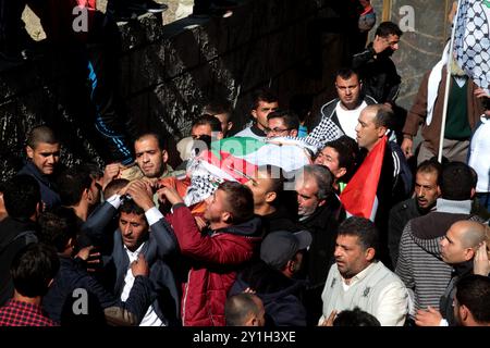 Verwandte des palästinensischen Mahmud Odeh trauern ihn während seiner Beerdigung im Dorf Qusra in der Nähe von Nablus. Odeh, ein 44 Jahre alter palästinensischer Bauer, starb, nachdem er von einem israelischen Siedler bei einem Zusammenstoß in der Nähe des Dorfes Qusra unter umstrittenen Umständen in die Brust geschossen wurde. Der Vorfall verdeutlicht die Spannungen zwischen israelischen Siedlern und Palästinensern im besetzten Westjordanland. Seit der israelischen Besetzung des Westjordanlands 1967 haben sich israelische Siedlungen in den besetzten Gebieten ausgebreitet. Die Siedlungen werden nach internationalem Recht als illegal angesehen Stockfoto